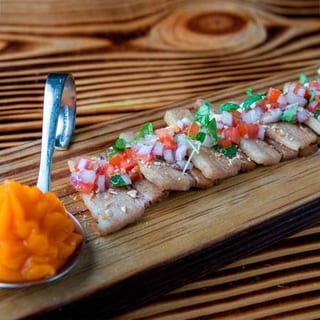 Pork Belly con Chalaca y Salsa Acevichada