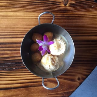 Picarones Con Helado de Lucuma