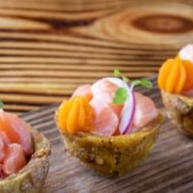 Ceviche De Salmon en Canasta De Toston.