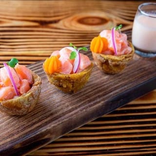 Ceviche de Salmon en Canasta de Toston