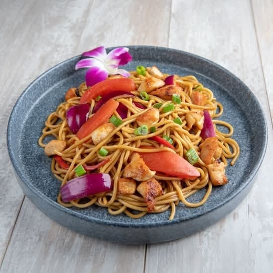 Tallarín Saltado De Pollo.
