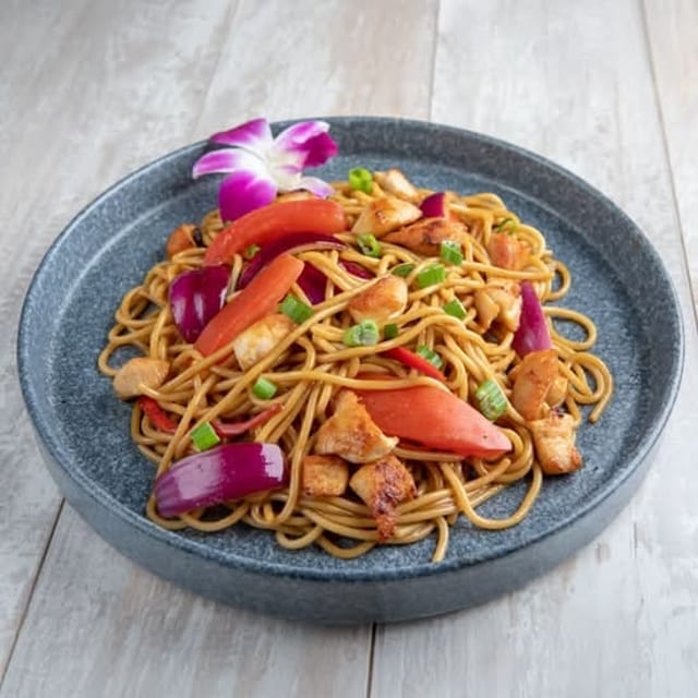Tallarín Saltado De Pollo.